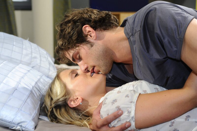 Geben sich endlich ihrer Liebe hin: Jonas (Roy Peter Link, oben) und Anna (Jeanette Biedermann, unten) … – Bild: SAT.1 /​ Oliver Ziebe