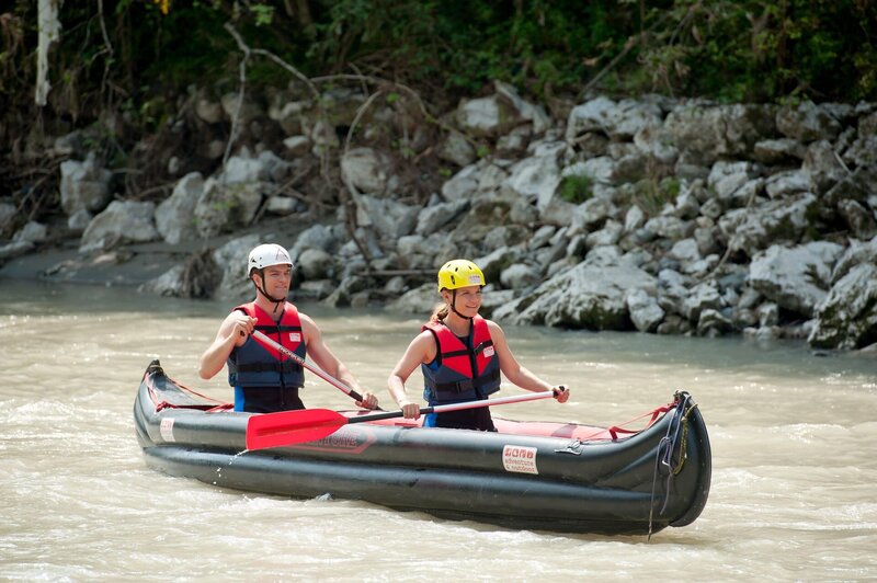 Jakob Seeböck (Lukas Roither), Kristina Sprenger (Karin Kofler). – Bild: ORF 1
