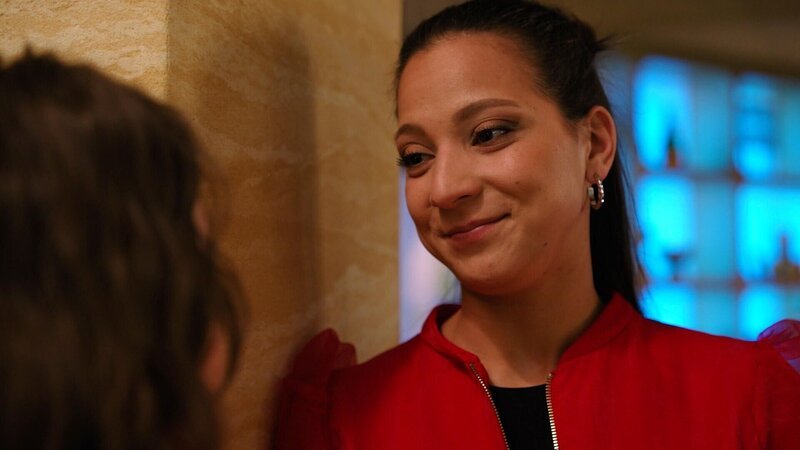 Charlotte „Charlie“ (Shaolyn Fernandez, r.) schafft es, vor Lara (Darya Birnstiel, Rückansicht) stark zu bleiben, entzieht sich aber. – Bild: RTL /​ Erpress den Erpresser