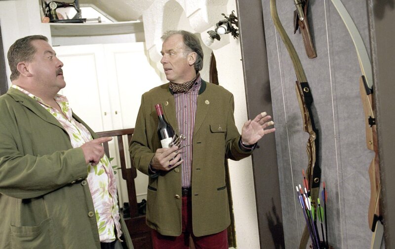 Der Mordanschlag hat eigentlich ihm gegolten? Ferdinand Reischl (Wolfgang Fierek, r.) fällt aus allen Wolken, als ihm Rosenheim-Cop Korbinian Hofer (Joseph Hannesschläger) diese Möglichkeit vor Augen führt. – Bild: ORF/​ZDF/​Christian A. Rieger