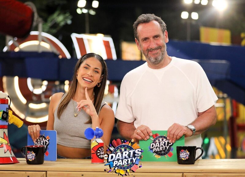 Das Moderations-Duo: Stand-up-Comedienne und Moderatorin Negah Amiri mit Darts-Experte Elmar Paulke. – Bild: SPORT1