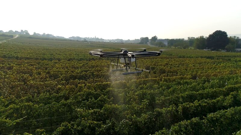 Drohne im Einsatz über dem Weinberg – Bild: Jarek Presnück /​ docstation