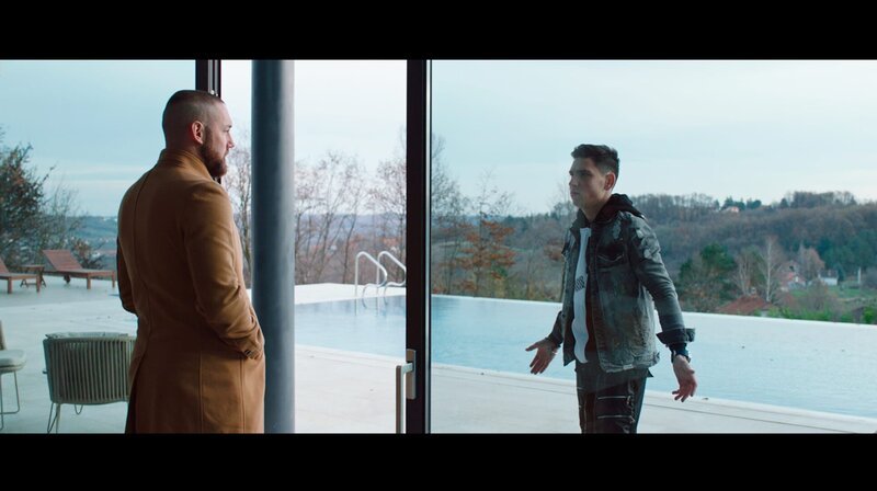 Soni (Petar Strugar) erwartet von Denis (Denis Murić, r), dass er sich von nun an anständig benimmt. – Bild: WDR/​Luka Milićević