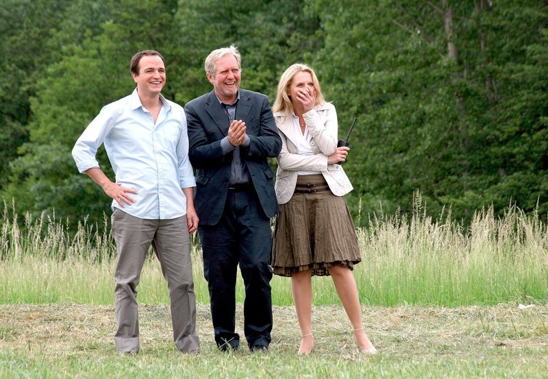 „Der Winzerkönig“, „Heftige Turbulenzen.“ In Rust steht das große Weinfest vor der Türe. Georg Plattner, der Chef der Winzergenossenschaft, hat dieses organisiert und dabei wie zufällig auf Thomas Stickler vergessen. Thomas sieht darin einen klar geplanten Bosheitsakt gegen ihn und seinen Betrieb. Also rüstet er zu Gegenmaßnahmen und organisiert seine eigene Weinverkostung mit Tombola und anderen Events. Der Hauptpreis soll ein Rundflug mit Blasius’ Kleinflugzeug sein. Mit einem nächtlichen Sabotageakt will Georg das verhindern. Im Bild (v.li.): Achim Schelhas (Paul Stickler), Harald Krassnitzer (Thomas Stickler), Susanne Michel (Claudia Plattner). – Bild: ARD/​ARD/​ORF/​Petro Domenigg