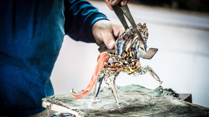 Glass Blowing Factory in Mexico making various glass products ++ PROPERTY RELEASE INCLUDES HORSE SCULPTURE AND FACTORY+++ – Bild: bill oxford /​ E+ /​ bill oxford /​ Getty Images