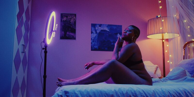 Malaika (Maddy Forst) probiert, auf Anraten ihrer Managerin, eine freizügigere Pose aus. Aber fühlt sie sich damit wirklich wohl? – Bild: ZDF