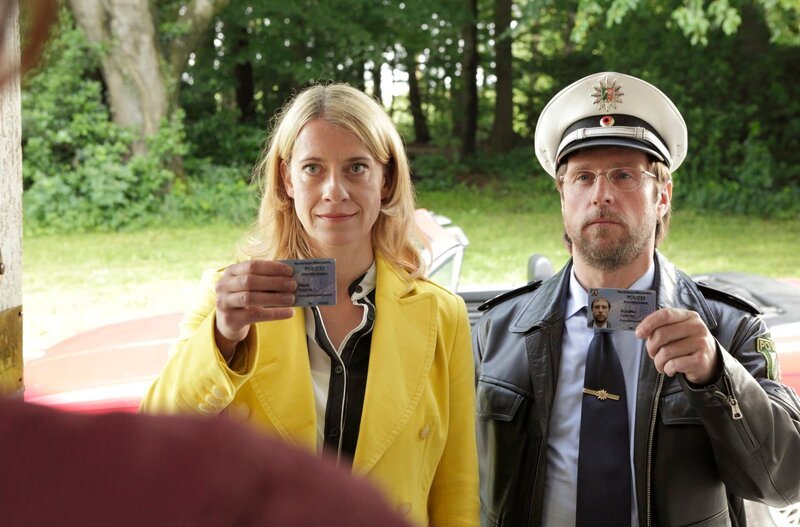 Sophie Haas (Caroline Peters, l.) und Dietmar Schäffer (Bjarne Mädel, r.) machen sich auf die Suche nach vernachlässigten Hengascher Hausfrauen, die Callboy Rocco beglückt hat. – Bild: Michael Böhme