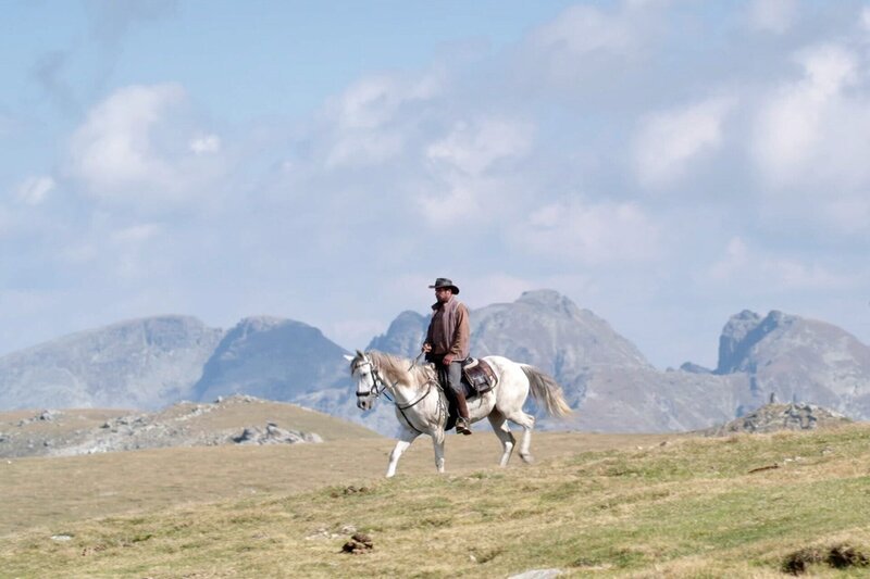 Rila ist das höchste Gebirge der Balkanhalbinsel. Viele seiner Gipfel sind bis zu 3000 Meter hoch. Sie sind schroff und unwegsam, eiskalte Seen liegen ihnen zu Füßen. Zdravko Gitsov ist hier zu Hause. – Bild: ORF/​Autentic GMBH/​DOCDAYS Productions /​ Knut Schmitz