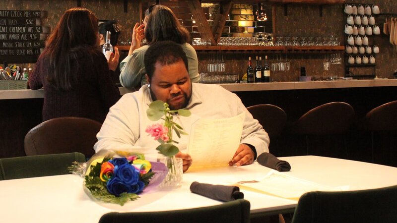 Tyray looking at a menu – Bild: Warner Bros. Discovery, Inc.