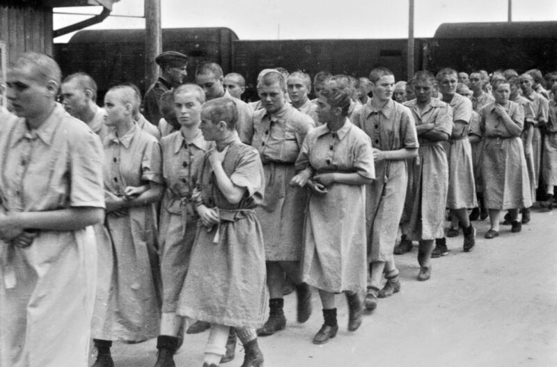 In seinen Tagebüchern schreibt Johann Paul Kremer, der 1942 als Arzt in Auschwitz eingesetzt wurde, über Massentötungen von Frauen in den Gaskammern. – Bild: Agat Films et Cie
