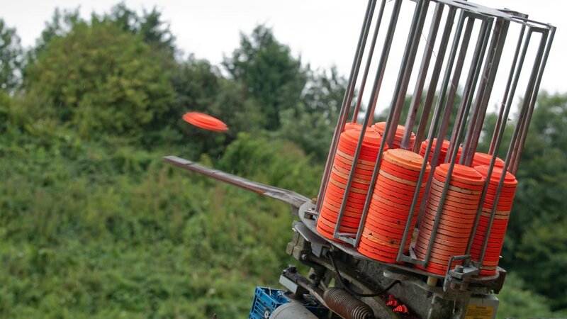 Orange clay pigeons fired from a trap – Bild: mikedabell /​ E+ /​ mikedabell /​ Getty Images