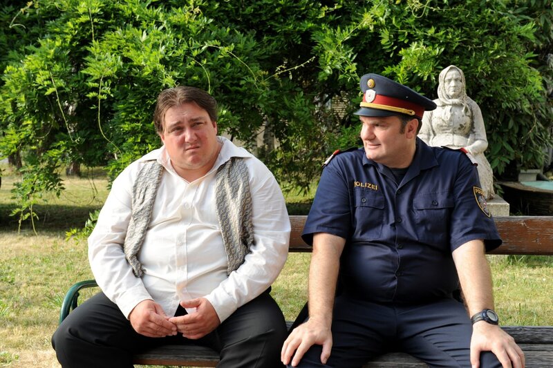 (v.li.): Christoph Krutzler (Johannes Pflug), Martin Leutgeb (Mathias Hofer). – Bild: ORF/​Hubert Mican