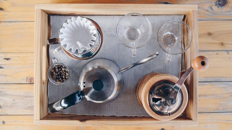 How to Dip coffee by yourself concepts : Set of Coffee grinder for dip a fresh coffee. – Bild: Boy_Anupong /​ Getty Images /​ Moment RF GettyImages-812580102_ /​ Boy_Anupong