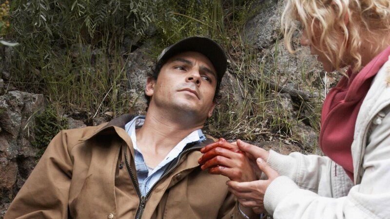 Kann Jodi (Rachael Carpani) ihren Freund Rob (Jonathon Pasvolsky) vor dem Auftragskiller retten? – Bild: RTL /​ Southern Star/​RP