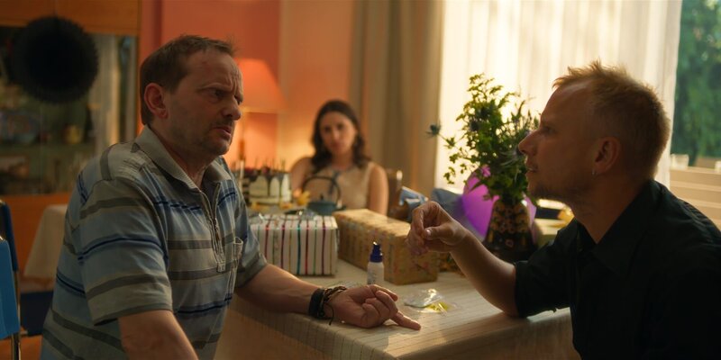 Andi (Milan Peschel, l.) ist begeistert von Serges (Robert Stadlober, r.) Tipps und Tricks und lässt sich von ihm mit der Blutprobe helfen. – Bild: ZDF