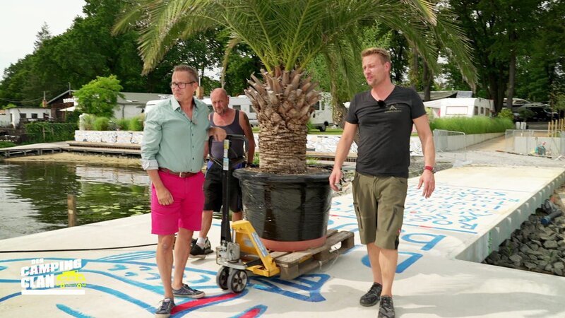 Das gesamte Team ist involviert und die Vorbereitungen für eine Hochzeit laufen auf Hochtouren. – Bild: DMAX