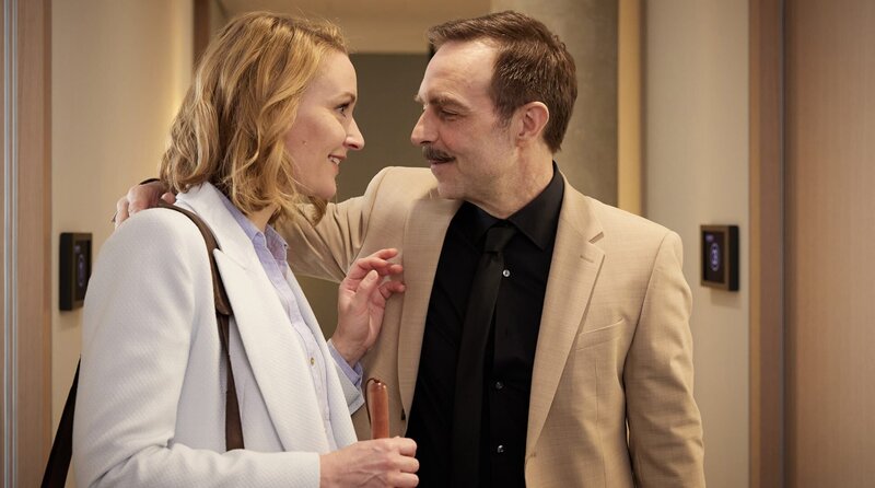 Romy Heiland und Rudi Illić haben noch nicht so richtig herausgefunden, wie sie nach ihrer Trennung miteinander umgehen sollen. – Bild: ARD/​Rudolf Wernicke