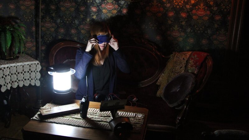 Amy Bruni puts on a blindfold and she prepares for a unique paranoramal experiment in Lizzie Borden’s house. – Bild: Travel Channel. /​ Scripps