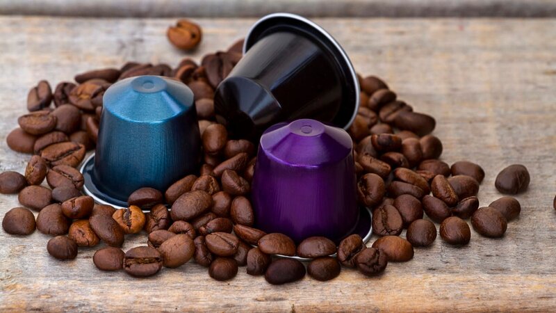 Italian coffee capsules or coffee pods on wood background – Bild: Discovery Channel