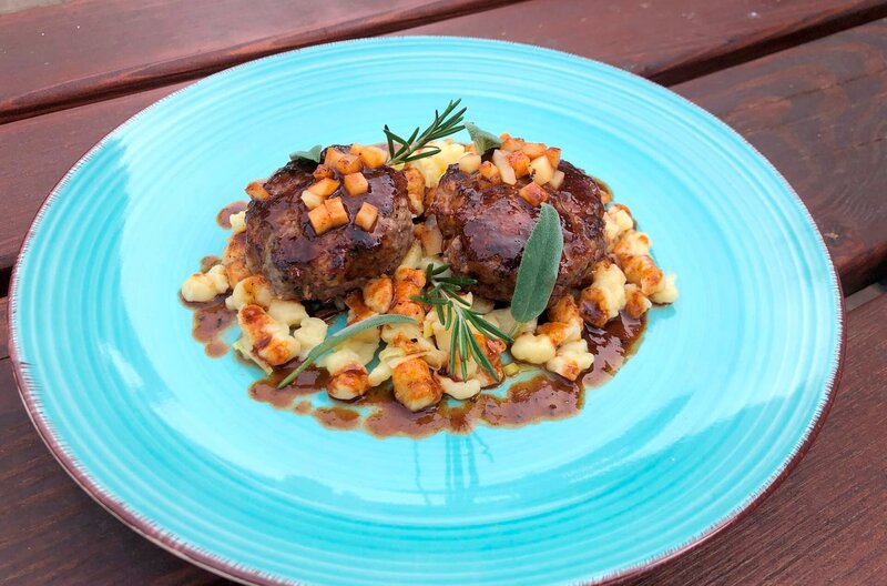 Alis Rehfrikadellen auf Quarkknöpfle mit Quitten-Chutney. – Bild: SWR/​HR