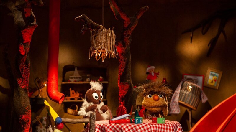 Der rbb zeigt dreizehn neue „Pittiplatsch“-Folgen. Anlass ist der 60. Geburtstag von „Unser Sandmännchen“. In Pittis Höhle ist es sehr chaotisch. – Bild: rbb/​Christian Merten