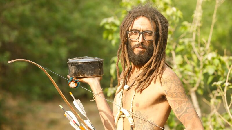 Diogo holding pot. – Bild: Discovery Communications LLC
