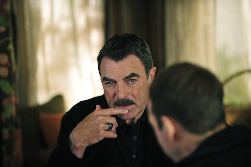 Dem Gemeindepriester Father McMurray wird vorgeworfen, eine Frau belästigt zu haben. Frank (Tom Selleck, l.) bezweifelt das und will sich für den Priester einsetzen. – Bild: 2010 CBS Broadcasting Inc. All Rights Reserved. Lizenzbild frei
