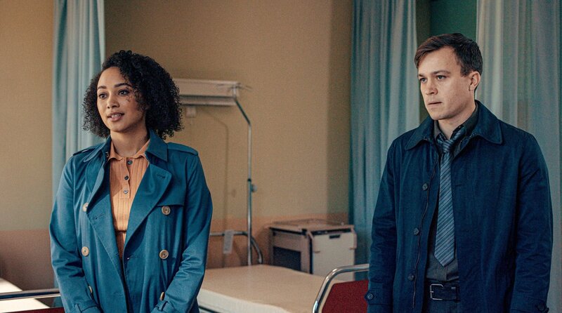 Als sie mit ihren Ermittlungen nicht weiterkommen, besuchen Lisa (Emma Naomi) und Dan (Barney White) den Professor im Krankenhaus. – Bild: Sofie Gheysens