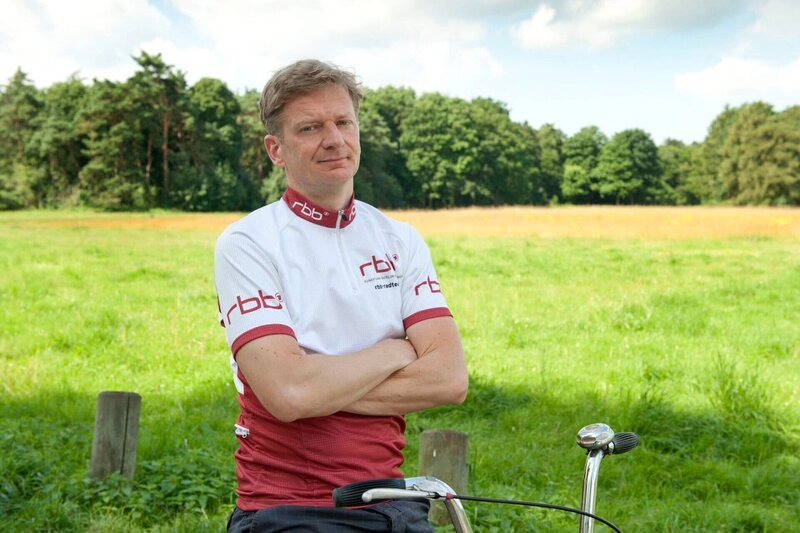Michael Kesserl mit dem Klapprad in Richtung Berlin. – Bild: rbb/​Max Kohr