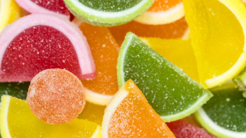 Rainbow jellos in glasses and plate on table, great party idea for kids, especially in summer. – Bild: mikroman6 /​ ©2014⁠–⁠2017 Tomasz Skoczen /​ Moment RF /​ Getty Images
