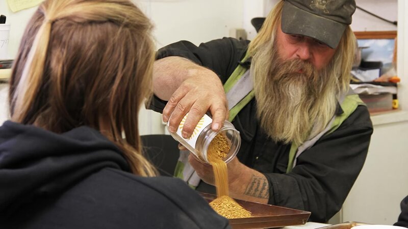 Tony and Monica Beets during the final gold weigh-in. – Bild: Discovery Communications