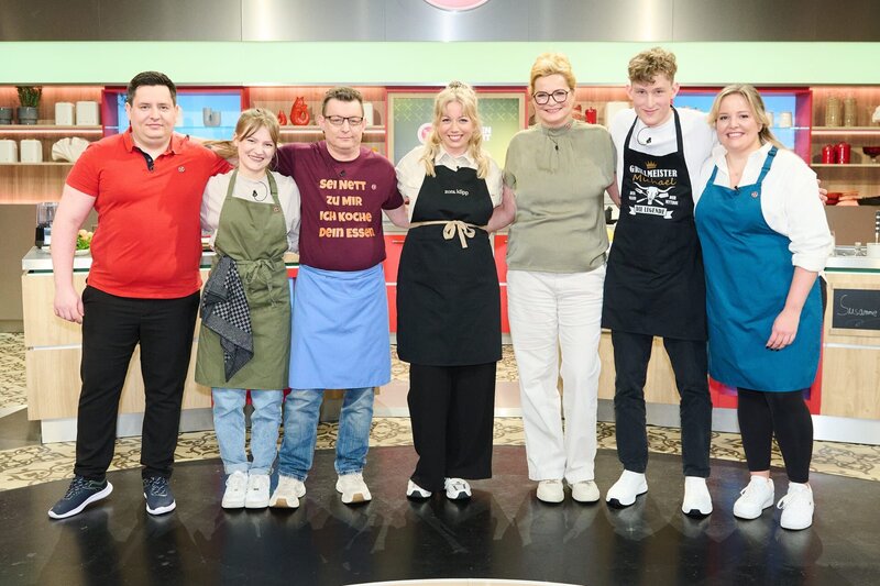 Moderatorin Zora Klipp mit den Kandidaten der „Küchenschlacht“; von links: Björn Klose, Lisa Burger, Sven Plaul, Zora Klipp, Susanne Laeven, Michael Orthen, Lena Werthmann. – Bild: Anna Dittrich /​ ZDF und Anna Dittrich