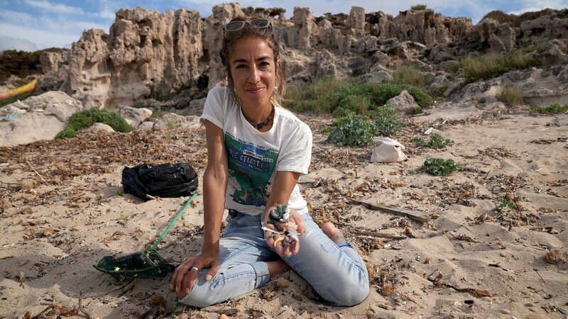 Natalia Surop und ihre Truppe Que Celeste sammelt Plastik vom Strand und macht daraus Kunst – Bild: ORF/​Autentic GMBH/​ZDF/​Arte/​Alexander Hein