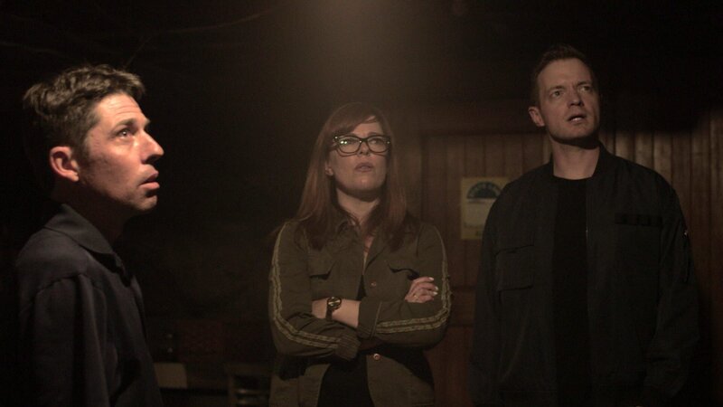 Paranormal investigators Amy Bruni (m.) and Adam Berry (r.) with owner, Mike Beck (l.), walking through the basement of the Toboggan Inn, where he hears disembodied voices and sees shadow figures. – Bild: Travel Channel. /​ Scripps