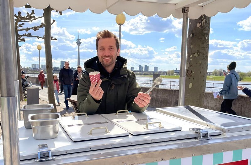 Sommer, Sonne, Eis: im Schnitt 7,9 Liter pro Kopf essen wir in Deutschland im Jahr – besonders in den Sommermonaten. Reporter Daniel Aßmann (Foto) rechnet aus, warum die Preise seit Jahren steigen und macht den großen Geschmackstest. – Bild: rbb/​WDR/​Bavaria Entertainment GmbH