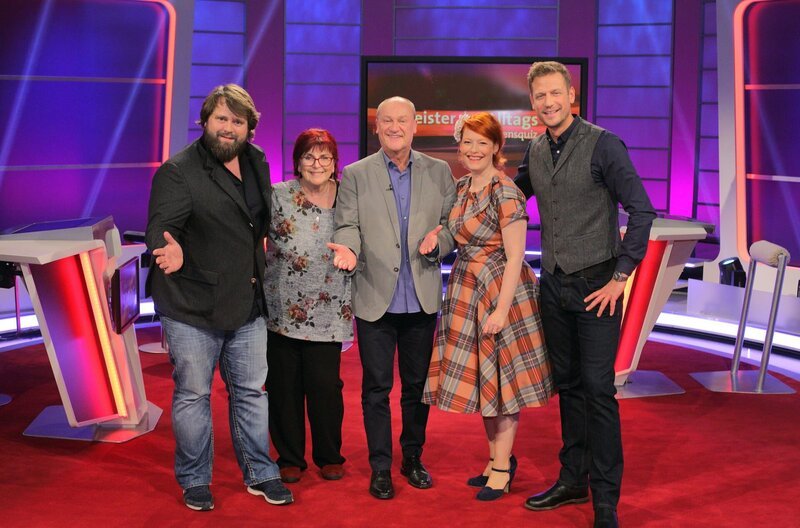 Moderator Florian Weber stellt in seinem Wissensquiz die Alltagstauglichkeit seiner prominenten Kandidaten auf die Probe. „Meister des Alltags“ spendet seinen Gewinn einem guten Zweck. v.li.: Antoine Monot Jr., Alice Hoffmann, Bodo Bach, Enie van de Meiklokjes und Florian Weber. – Bild: SWR/​Peter A. Schmidt