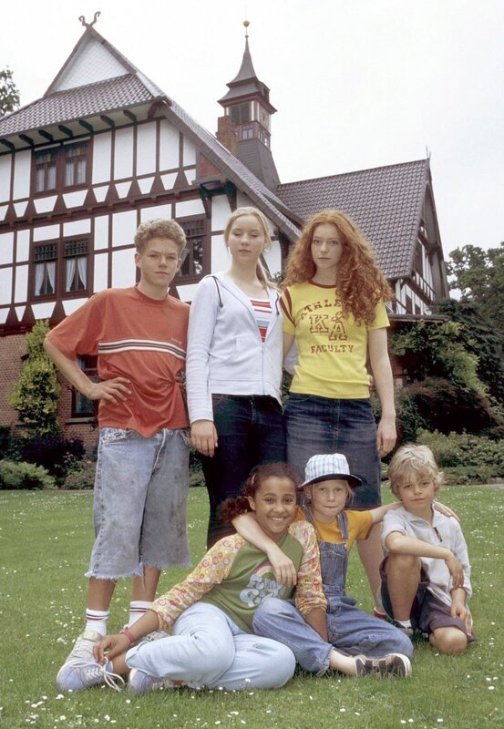Allgemeines Motiv für die Folgen 43⁠–⁠52. V.l.n.r. vorn: Rose (FZrZba KonZ), Merle (Elisa Pries), Moritz (Alexander Löffler), hinten: Tobias (Tim Küchler), Lisa (Katharina Wäschenbach), Hexe (Marleen Lohse). – Bild: BR/​NDR/​Televersal