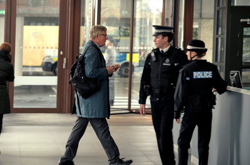 DCI Colin Sutton (Martin Clunes, l.) im Foyer des New Schotland Yards. – Bild: WDR/​Buffalo Pictures & A3MI
