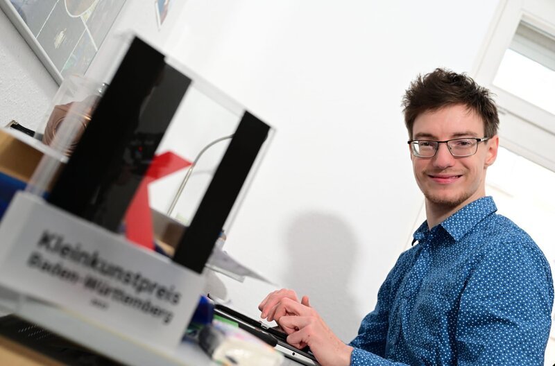 Kai Bosch ist Tetraspastiker und stottert – trotzdem steht er als Comedian auf Bühnen in ganz Deutschland. 2023 hat er den Kleinkunstpreis Baden-Württemberg erhalten. – Bild: SWR/​Steffen König /​ SWR Presse/​Bildkommunikation