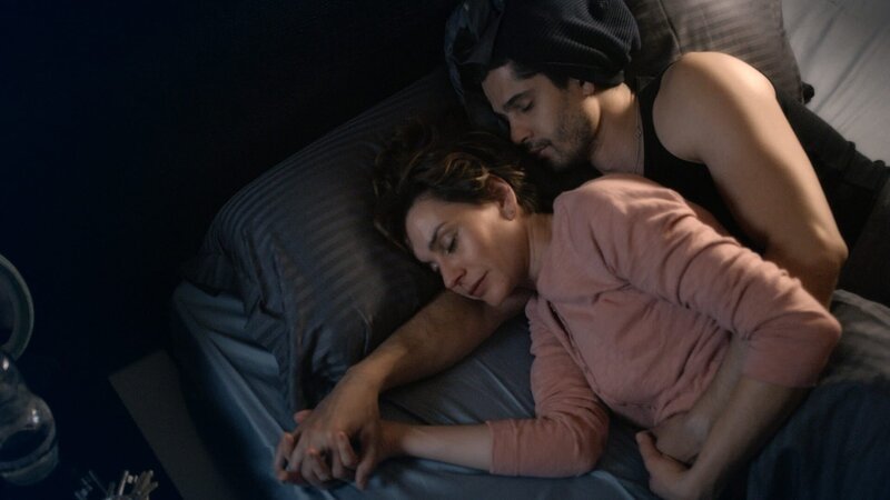 Vicky (Christiane Paul) und Mehmet (Luk Piyes) schlafen kuschelnd ein. – Bild: port.hu Vicky (Christiane Paul) und Mehmet (Luk Piyes) schlafen kuschelnd ein. – Bild: port.hu