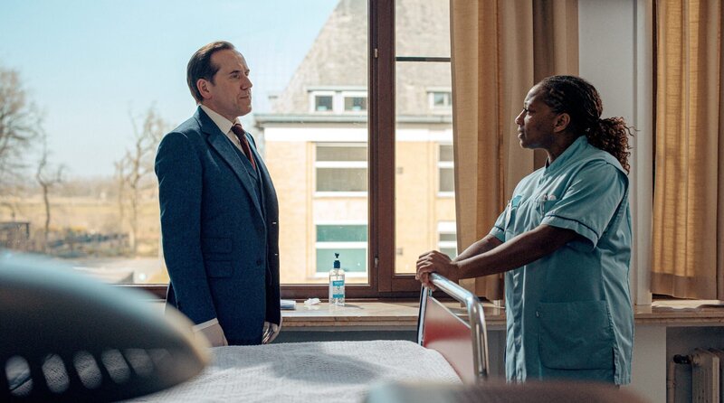 Mit Professor Tempest (l., Ben Miller) hat die Krankenschwester Sonita Graham (r., Clare Perkins) einen schwierigen Patienten. – Bild: WDR/​Eagle Eye Drama/​Sofie Gheysens