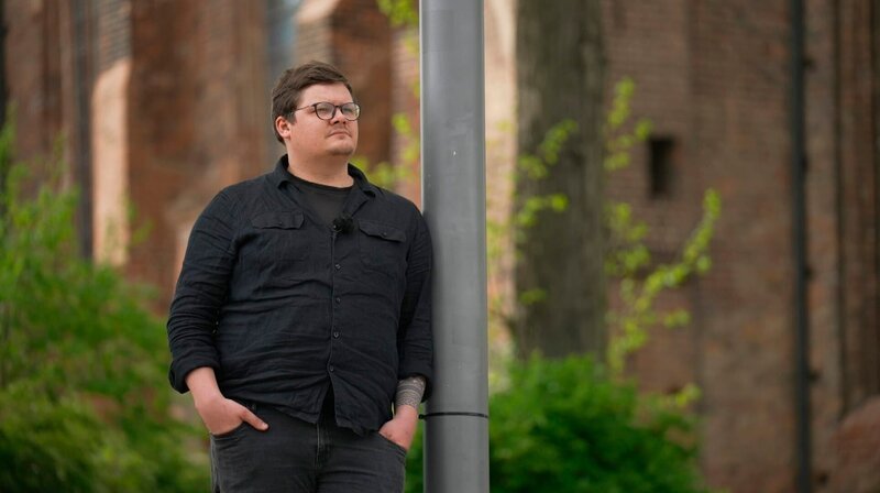 Lehrer Max Teske hat die Region nach Bedrohungen verlassen. – Bild: rbb