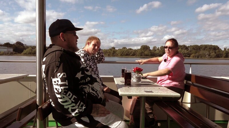 Maik, Janett und Kumpel Matze machen einen gemeinsamen Bootsauflug – Bild: RTLZWEI