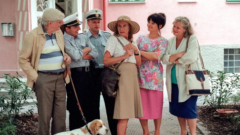 v.li.: Herr Kudrnac (Walter Langer), Polizist (Christoph Fälbl), Reini Pospischil (Reinhard Nowak), Frau Kaiser (Ellen Umlauf), Frau Koziber (Brigitte Swoboda), Gitti Schimek (Marianne Mendt). – Bild: Contessina Bauer /​ ORF /​ MR-Film