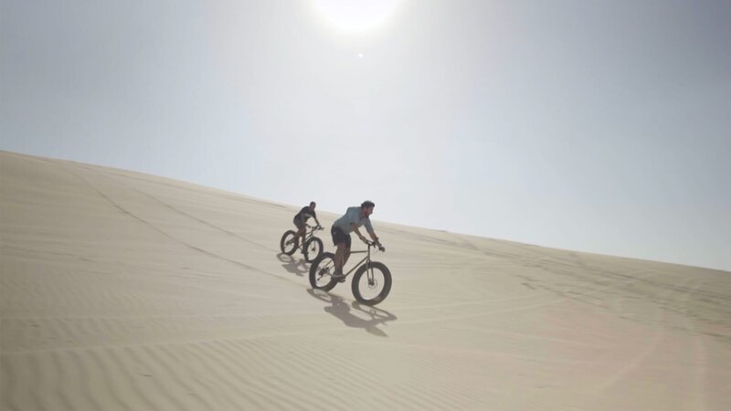 Riaan Manser und Mohammed (hinten) – Bild: CuriosityStream Inc.