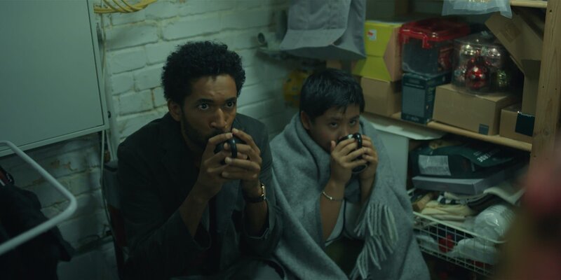 Im Keller von Sawadi-Krögers versuchen Theo (Benito Bause, l.), Rocco (Hoang Minh Ha, r.) und Mari herauszufinden, wer der Drahtzieher des Schneeball-Systems ist. – Bild: ZDF