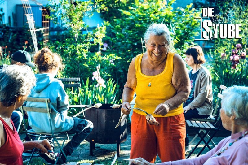 Vereinsmitglieder beim Grillen. – Bild: Die gute Stube e.V./Steffi Leitz Vereinsmitglieder beim Grillen. – Bild: Die gute Stube e.V./Steffi Leitz