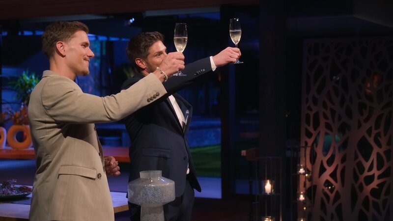 Die Bachelors heben die Gläser. – Bild: RTL