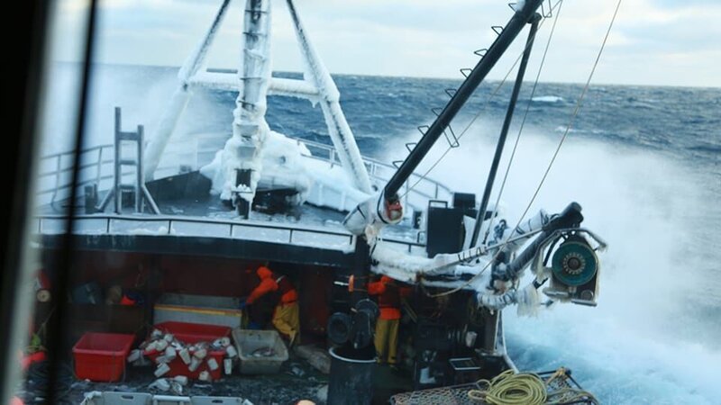 Seabrooke crew hitting big waves. – Bild: Discovery Channel