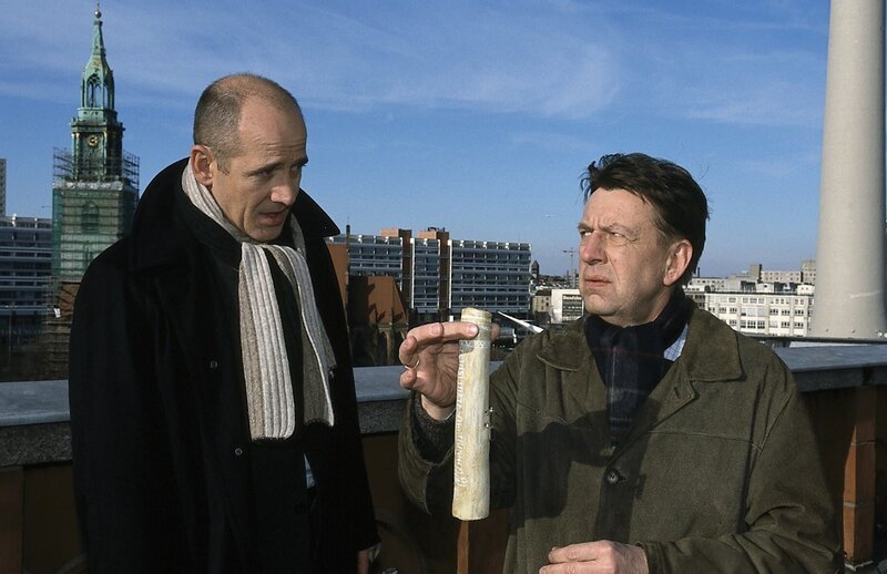 Joe Hoffer (Jörg Gudzuhn, re.) ist sauer … Wieder hat Dr. Robert Kolmaar (Ulrich Mühe, li.) ihm einen Showdown „weggeschnappt“. – Bild: Katrin Knoke